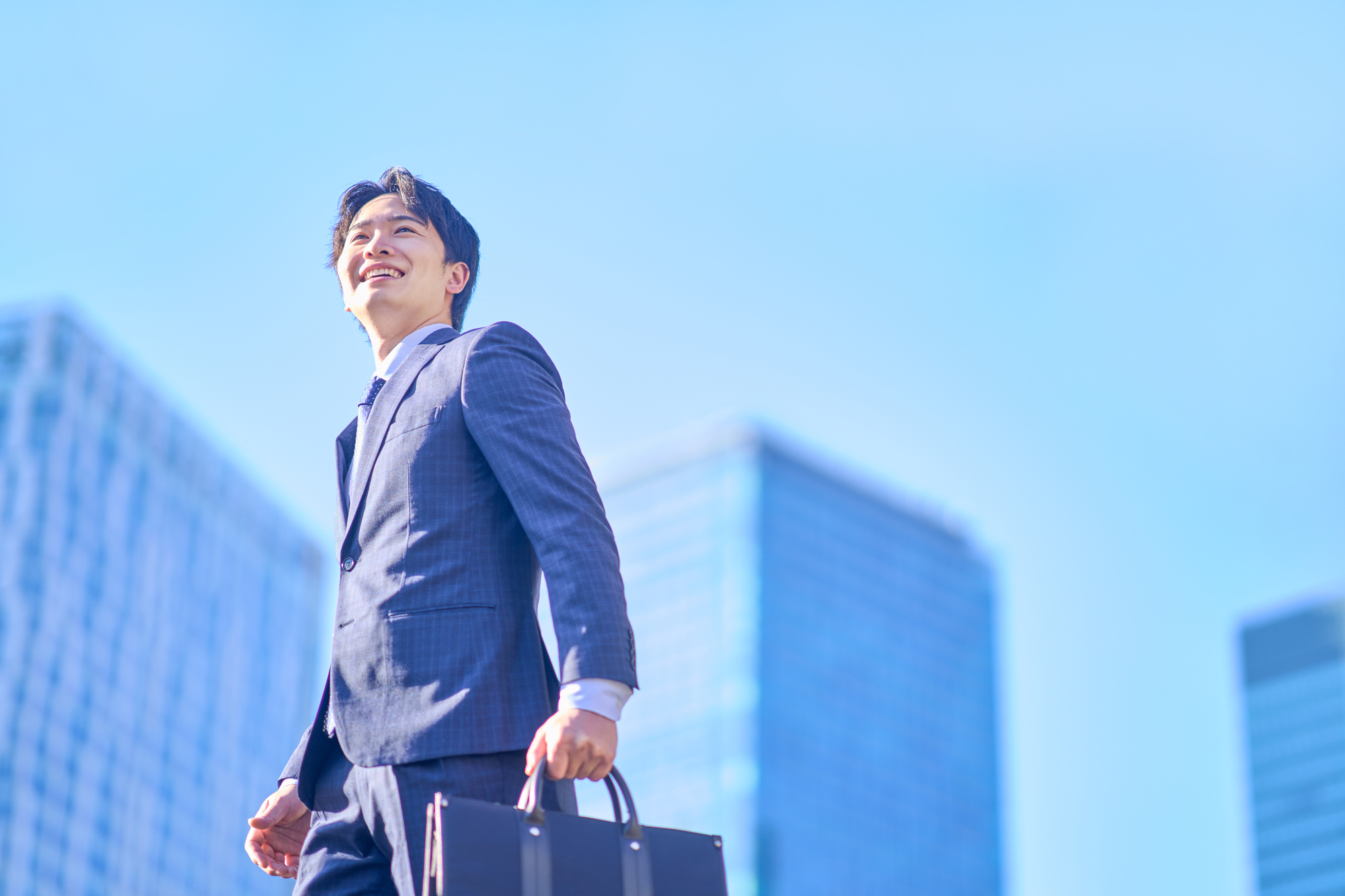 就業促進定着手当で笑顔になる男性