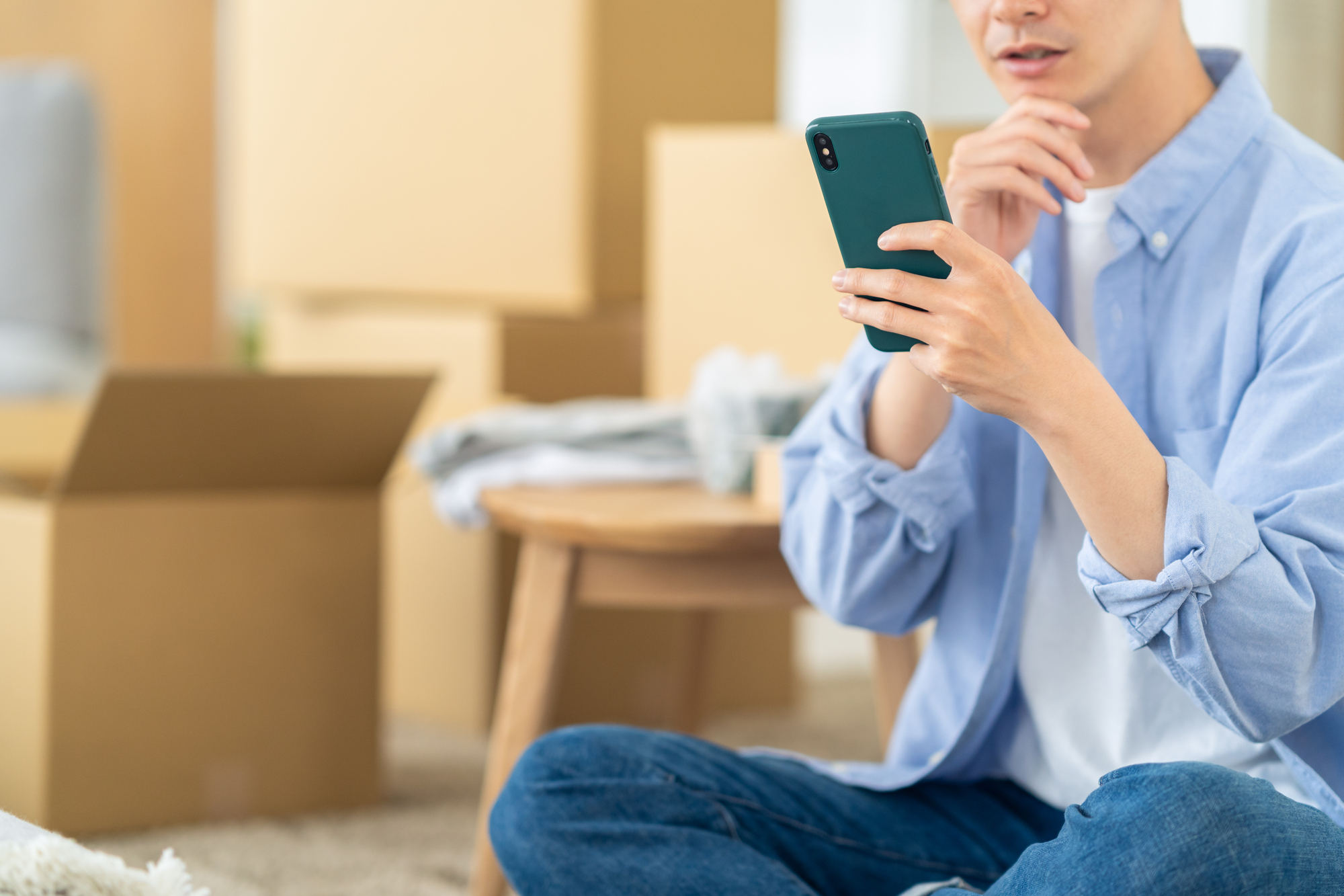 退職の際の引っ越しについて調べる男性