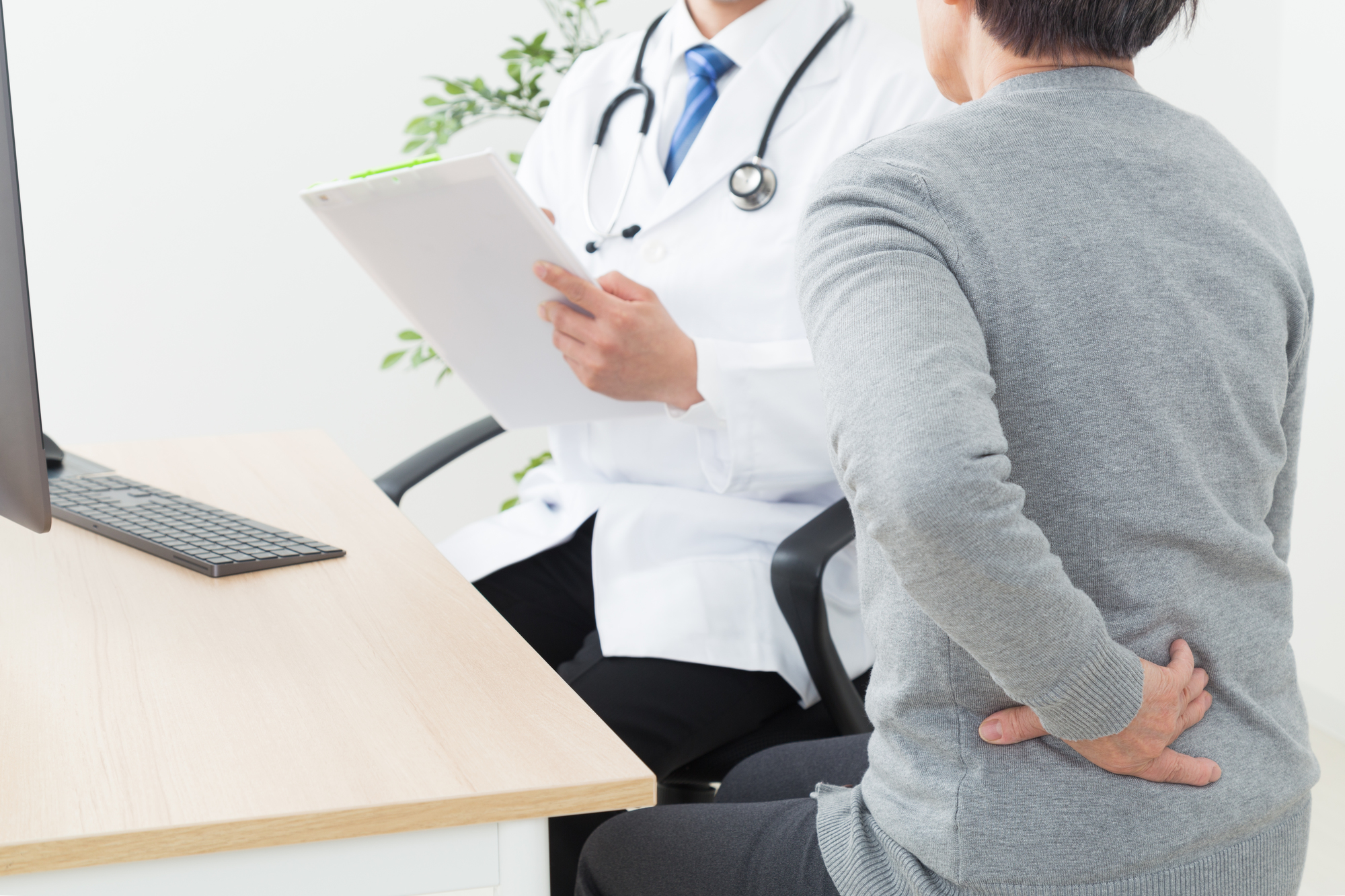 ヘルニアの診察を受けている様子