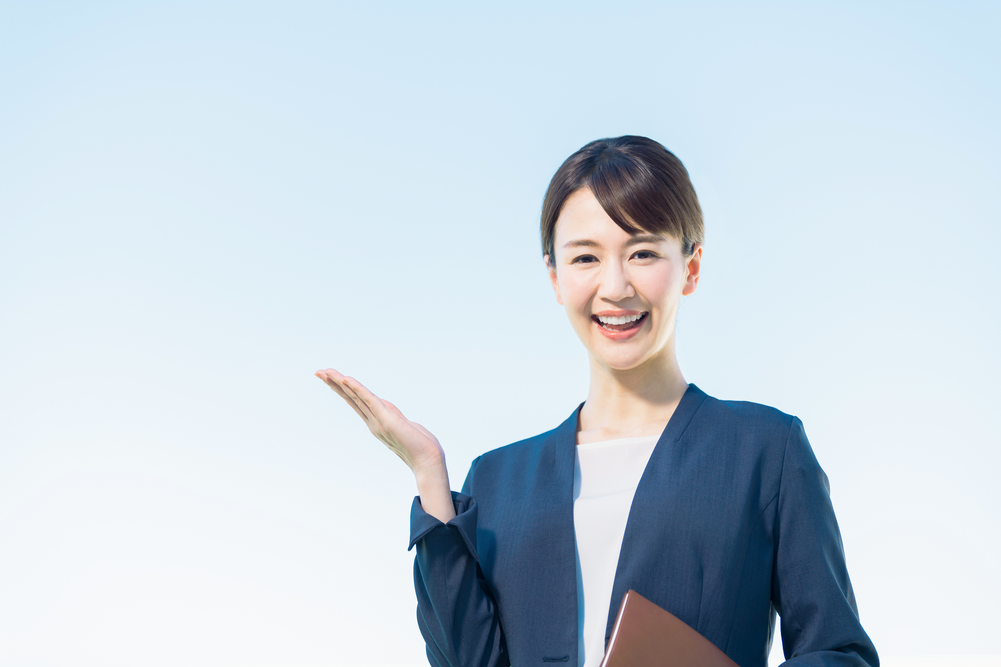 質問に回答する女性