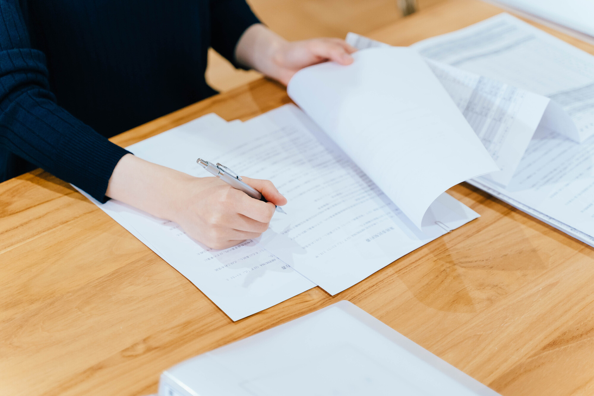 失業吠えkンの受給手続きをする様子