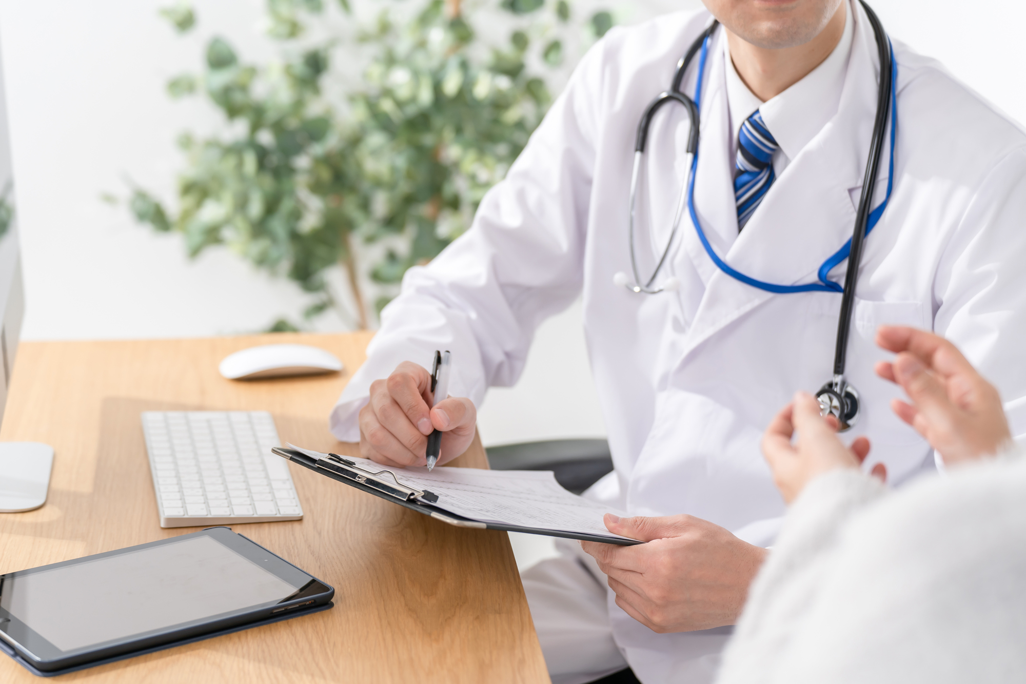 お医者さんが診断している様子