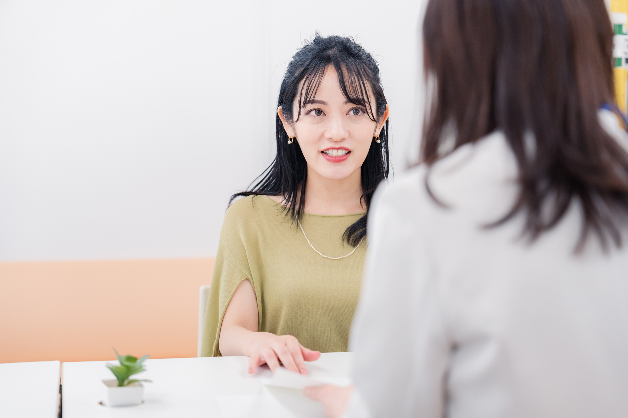 相談を受けている女性