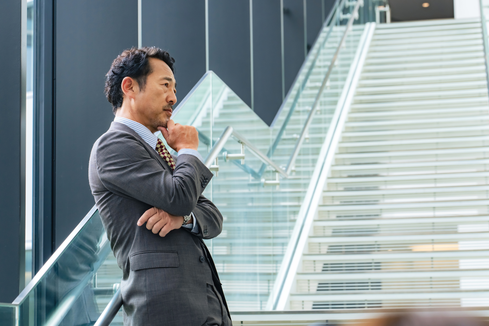 悩んでいる男性