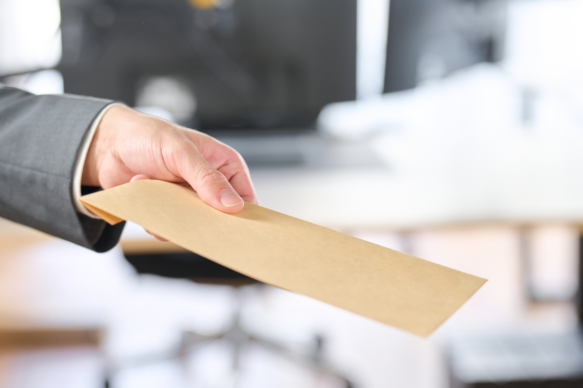 解雇通知書が出される様子