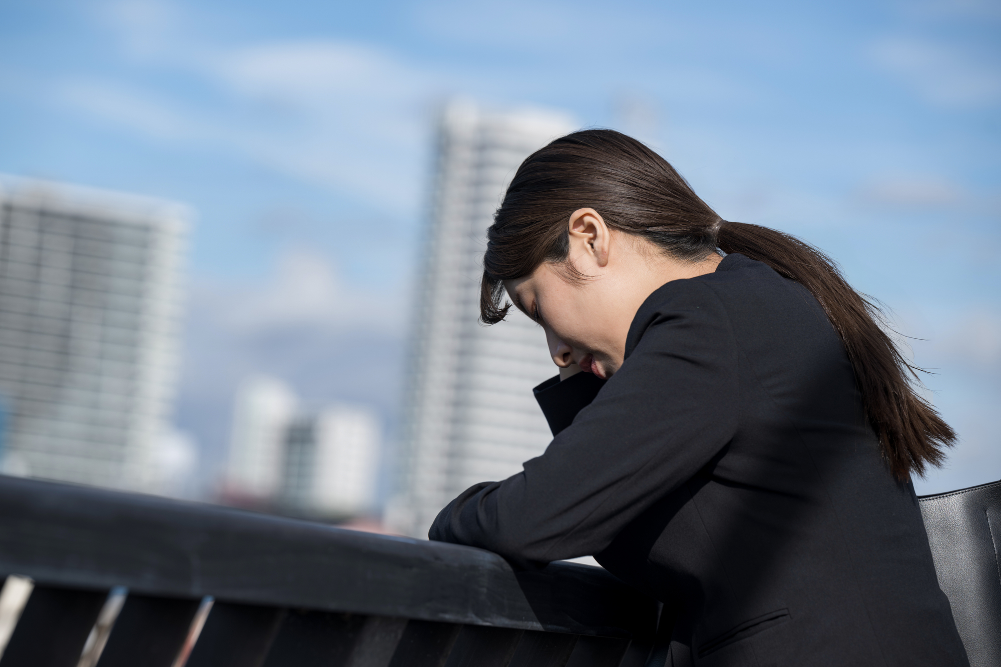 落ち込んでいる女性