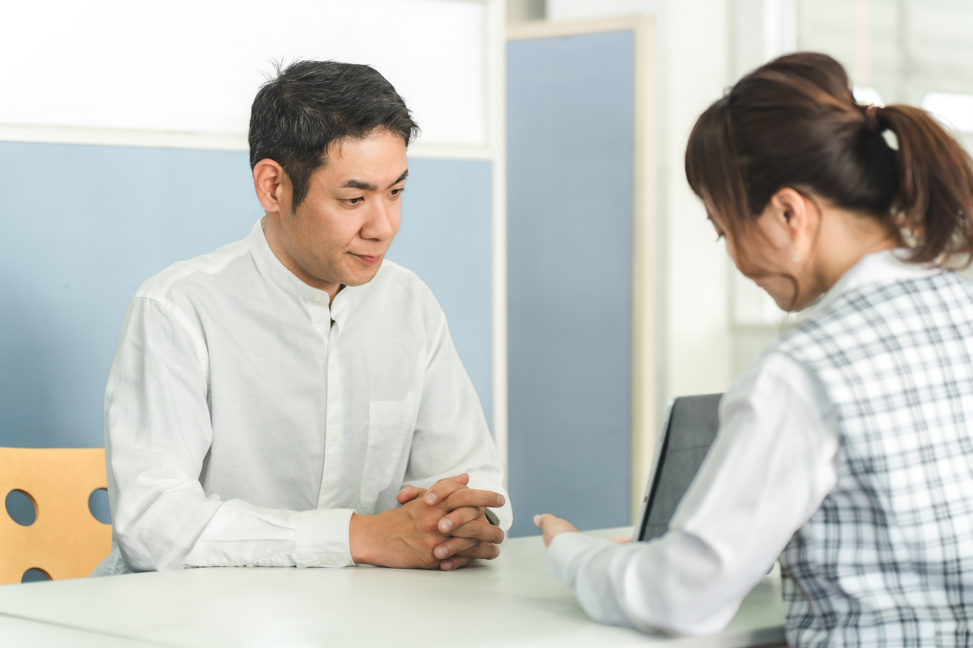 相談している男性