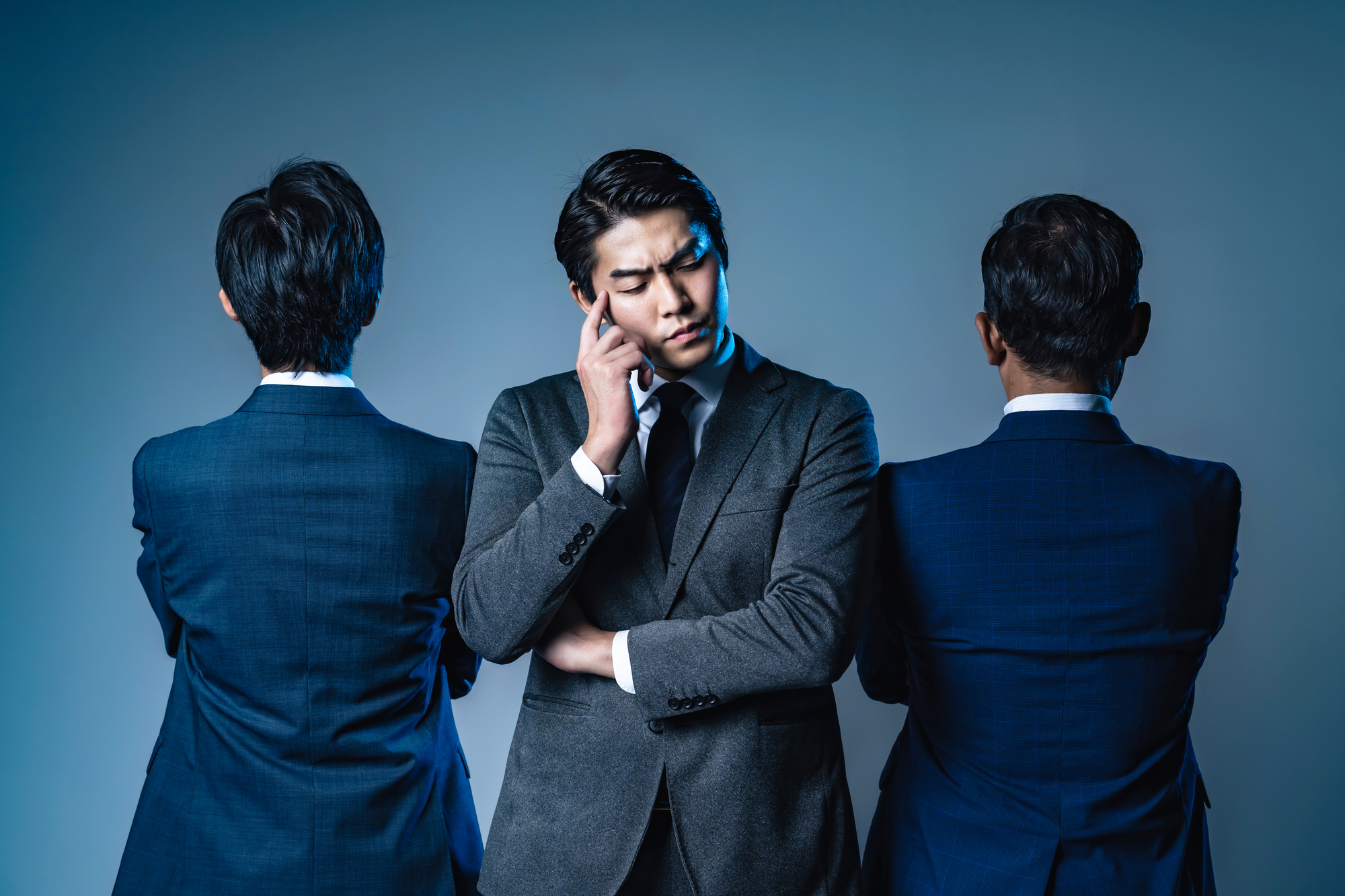 悩んでいる男性の図