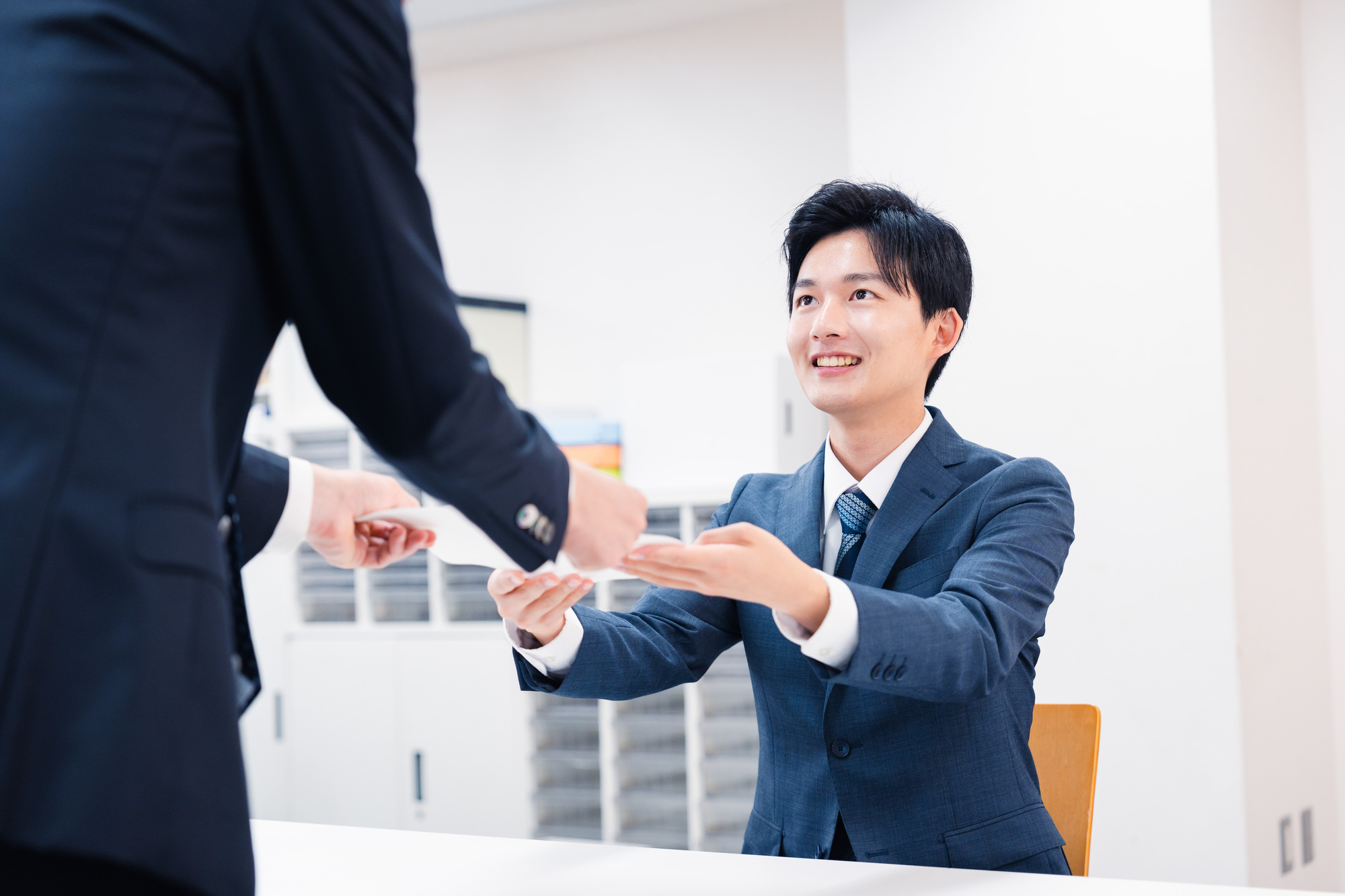 再就職手当の申請をする男性