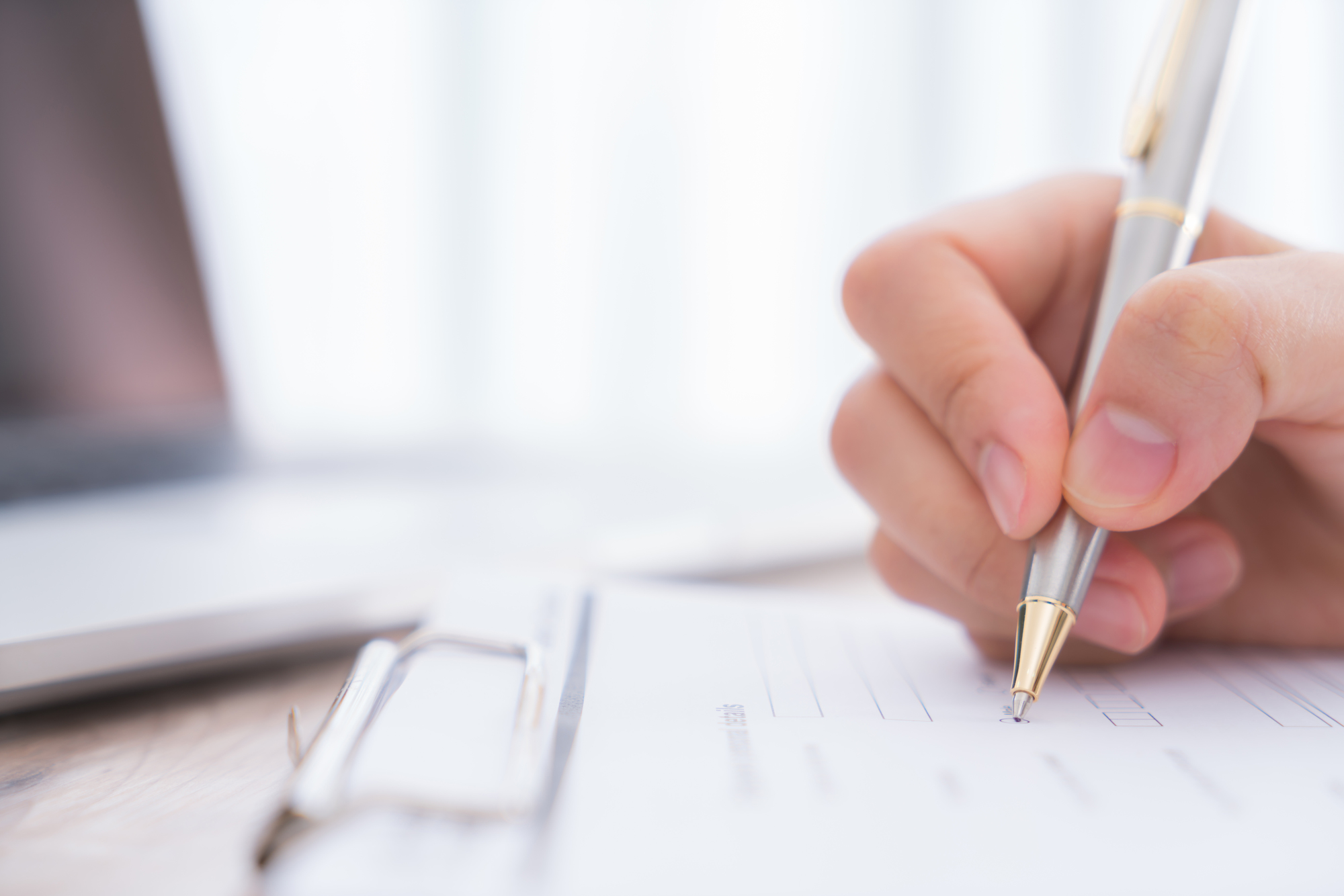 退職に伴う手続きを進める様子