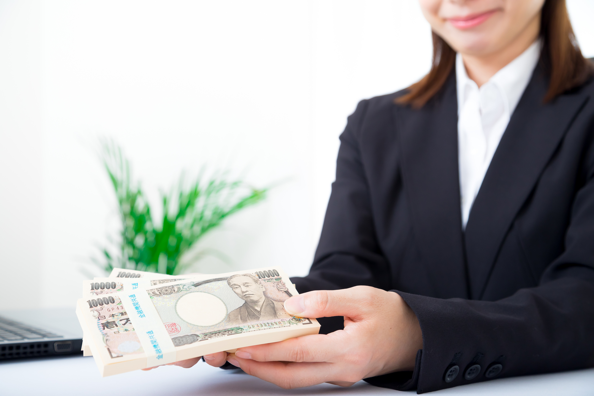 再就職手当の100万円を手にする女性