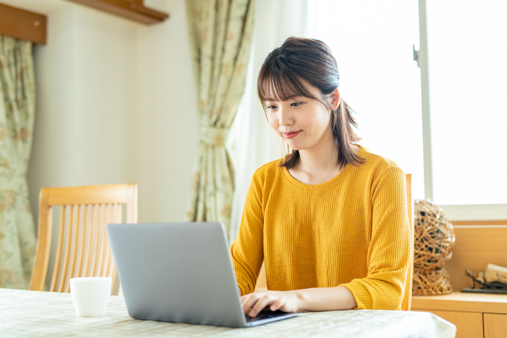 税法を調べる女性
