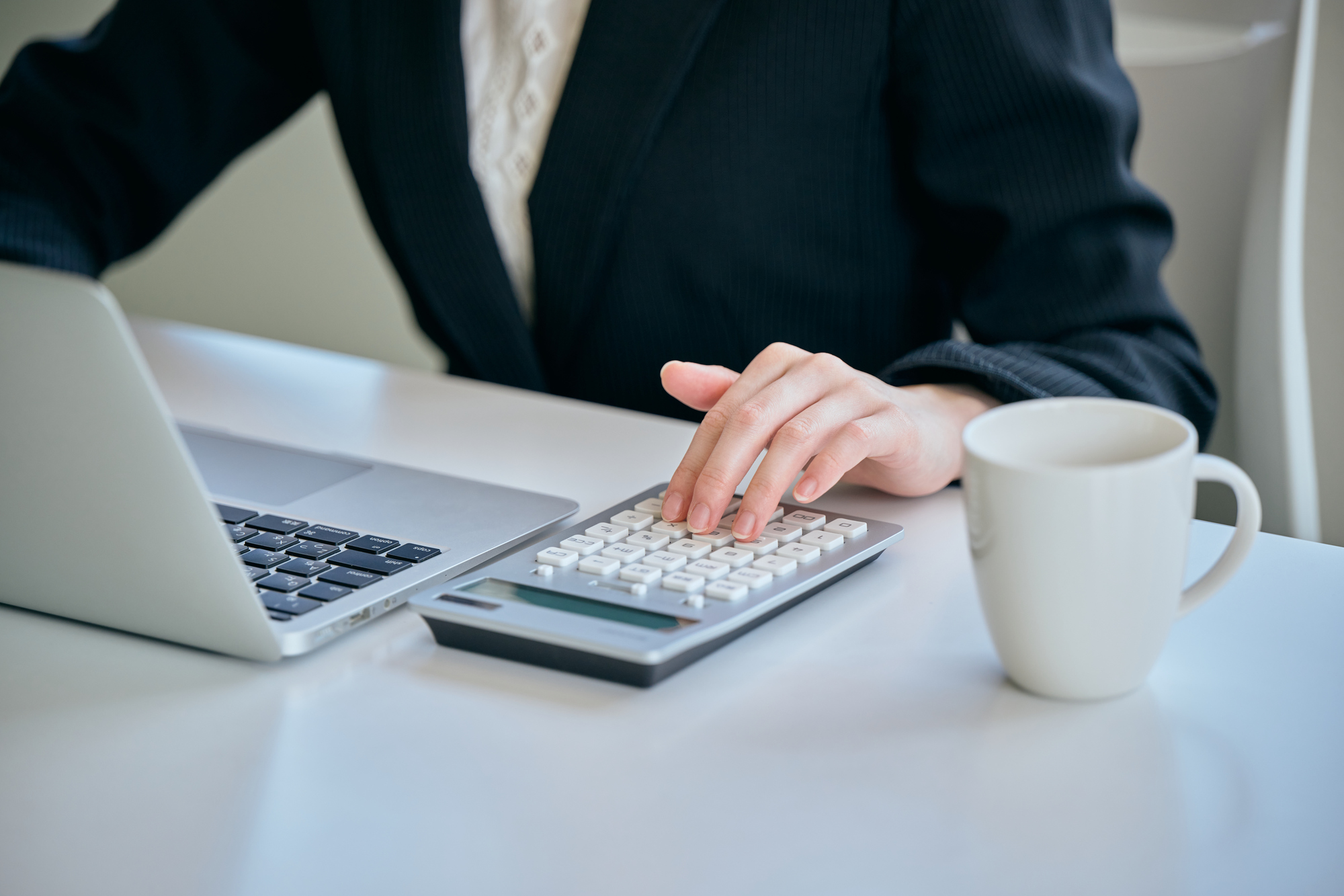 労災と傷病手当金それぞれの受給額を確認する様子