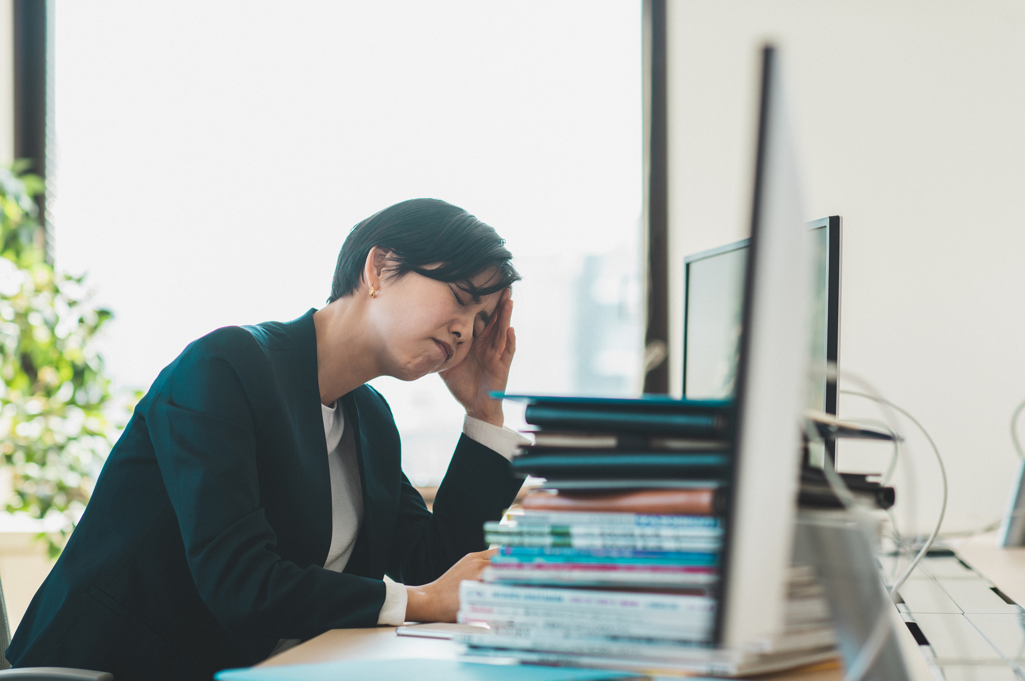 仕事のストレスで限界を感じる女性