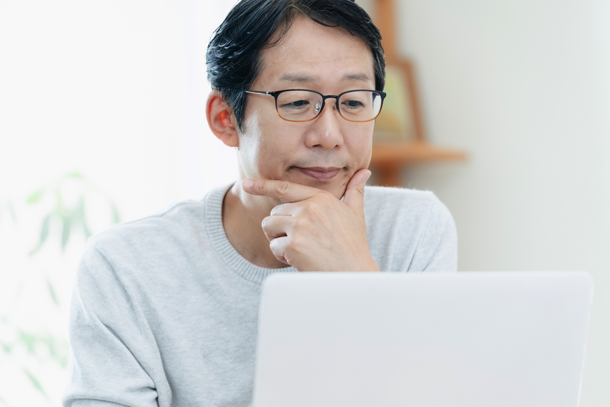 再就職手当が不支給とならないように確認する男性