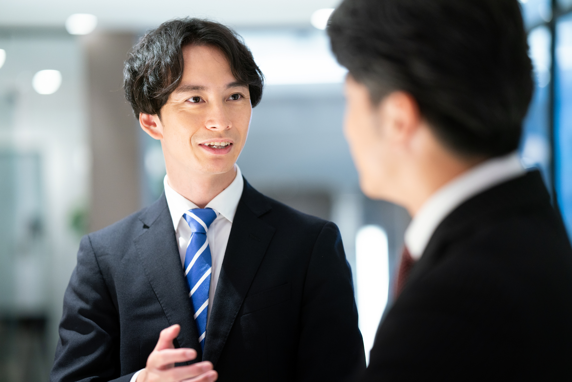 退職理由を話す男性