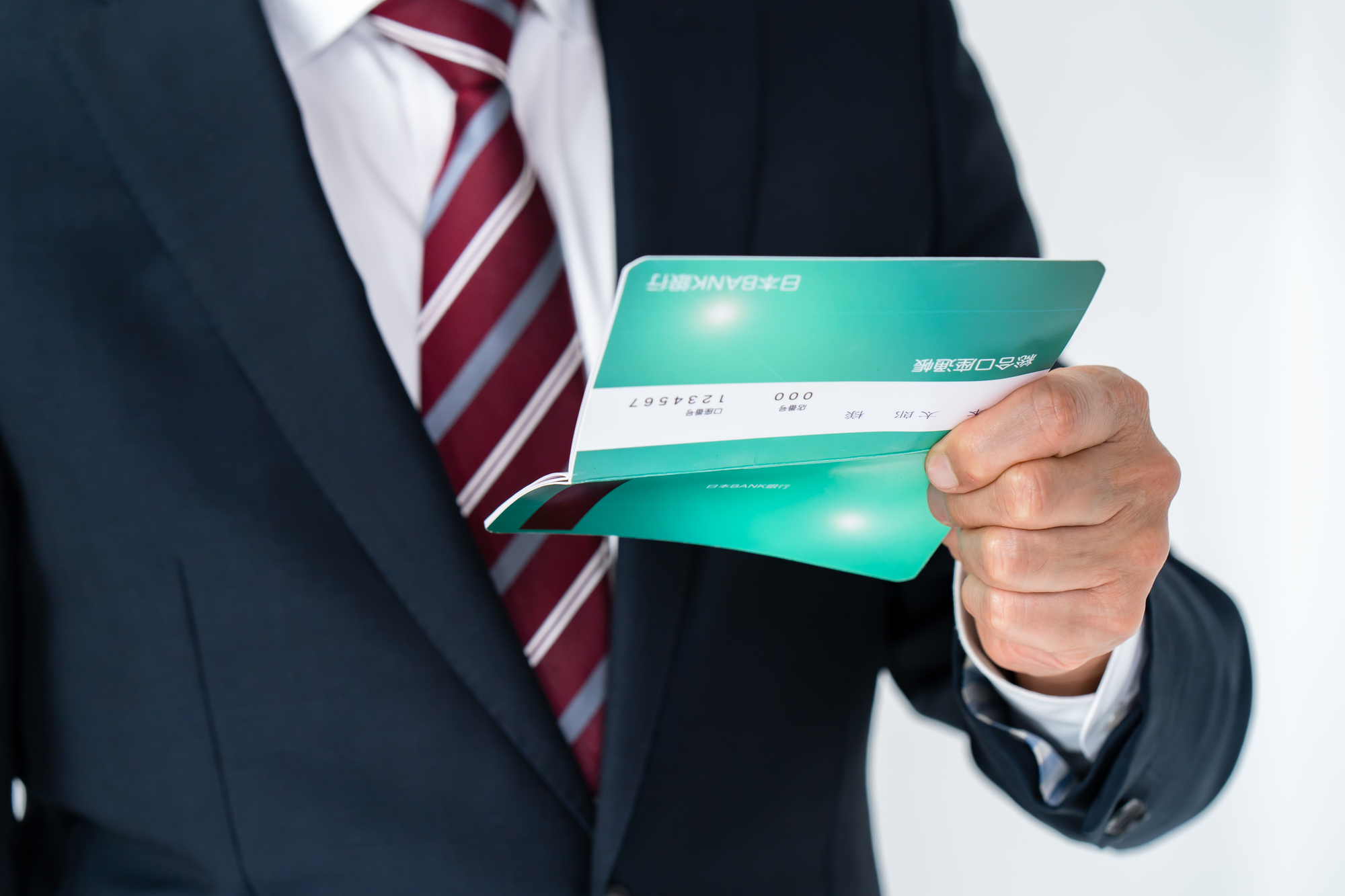 再就職手当以外の給付金を確認する様子