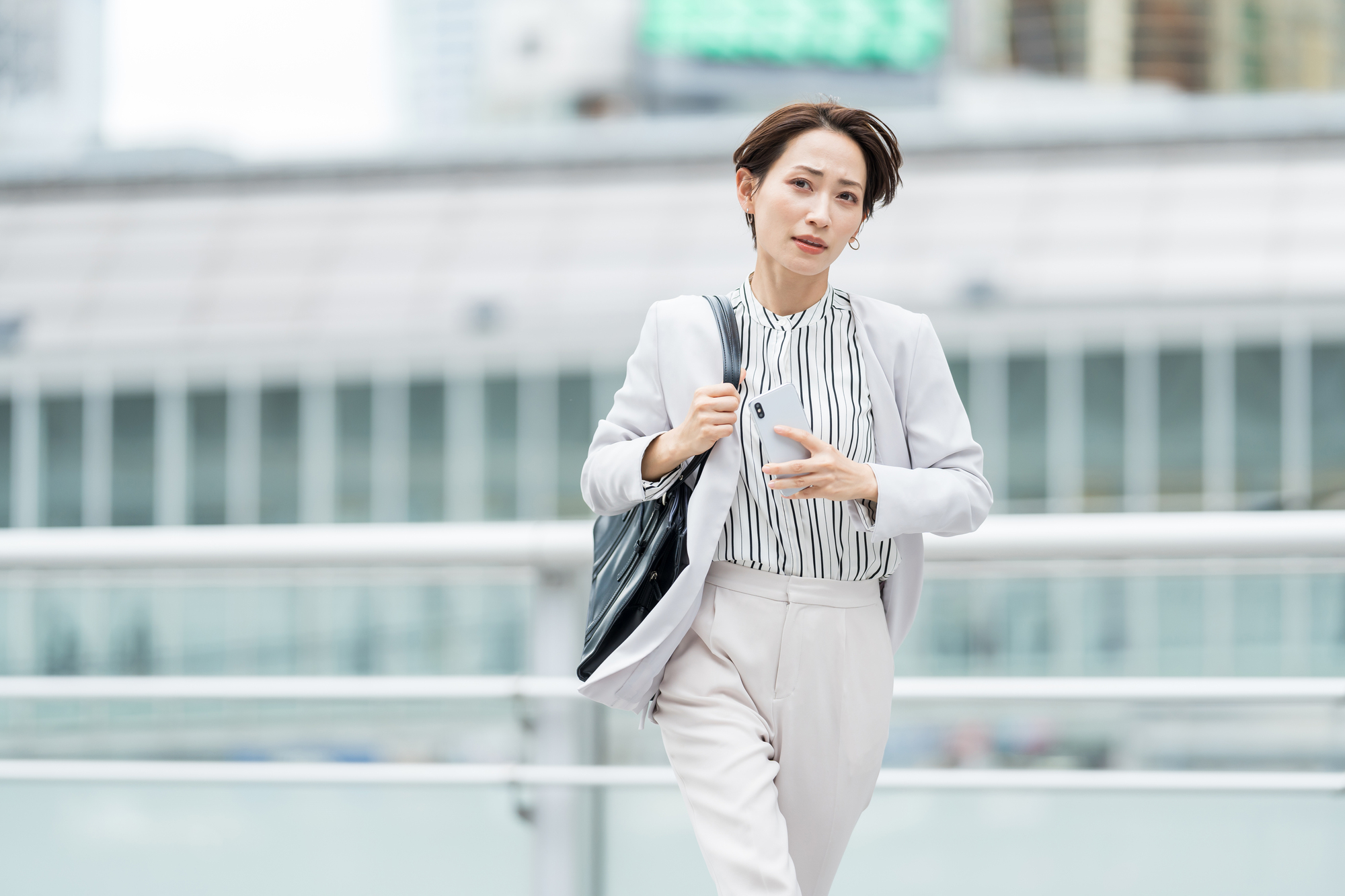 失業保険の認定日に遅れそうな女性