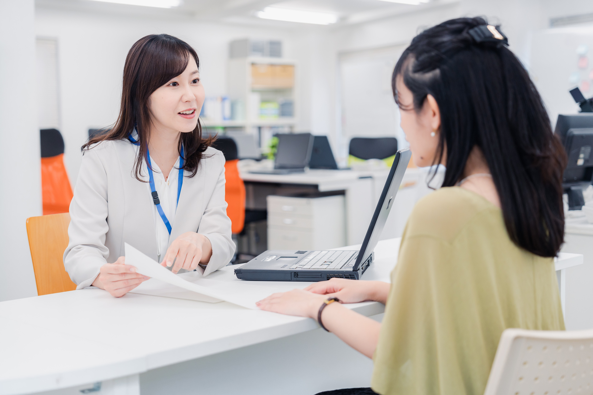 ハローワークで離職理由についての確認を行う様子