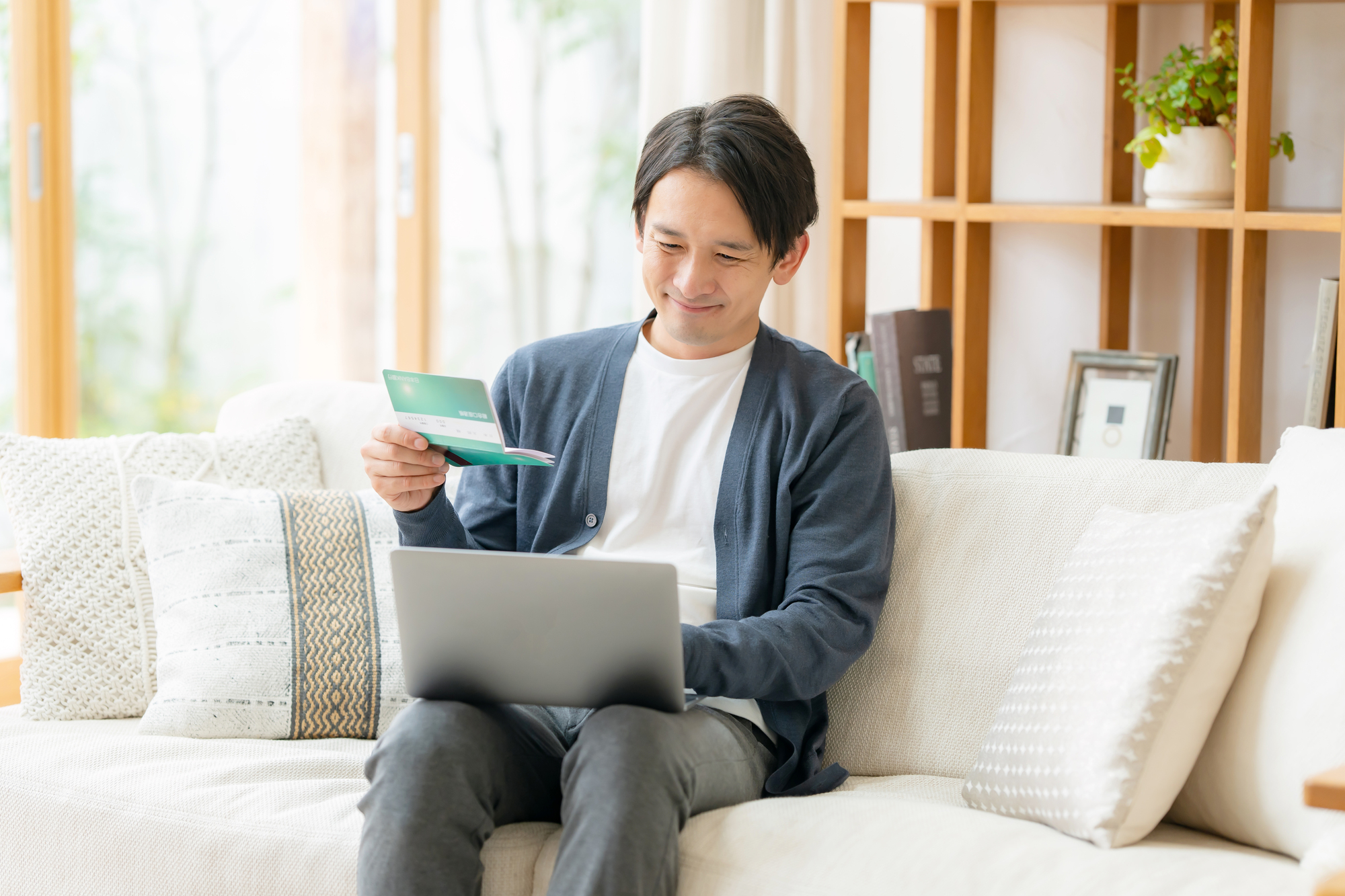 個人事業主として受け取った再就職手当を確認する男性