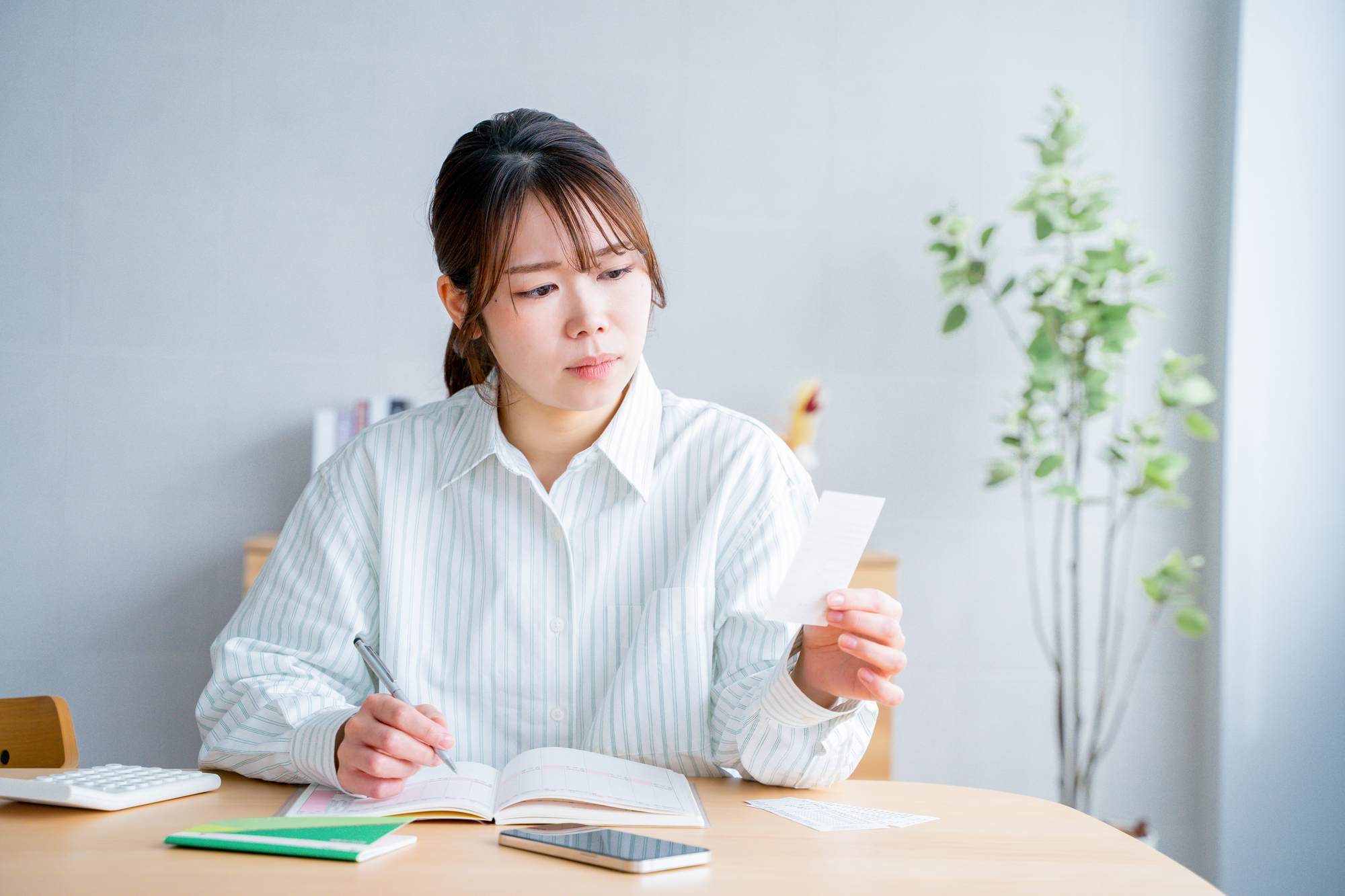 他の給付金について確認する様子