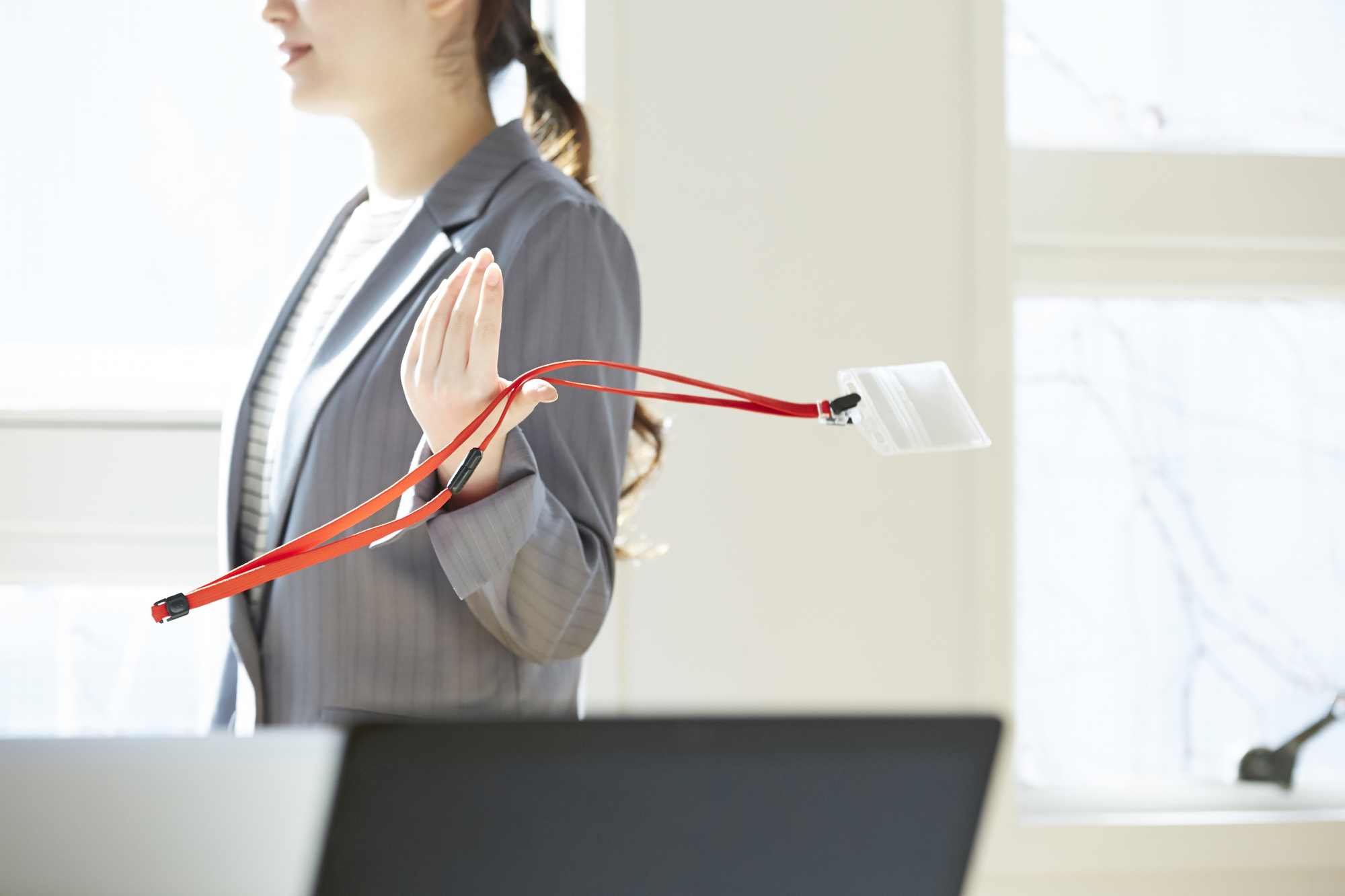 社員証を投げて退職する女性